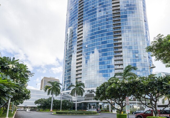 Building Photo - 2 BD/2 BA/2 Parking Condo in the Moana Pacific