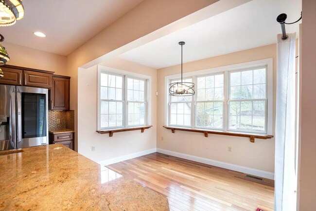 Building Photo - 4 Bedroom House For Rent