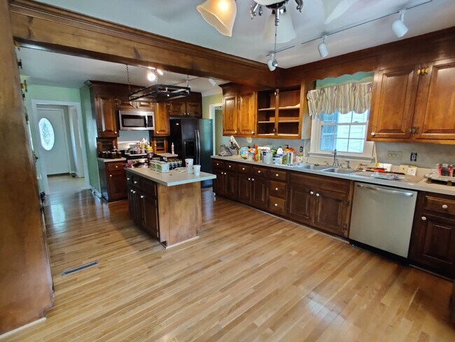 Building Photo - 4 bedroom home with large detached garage