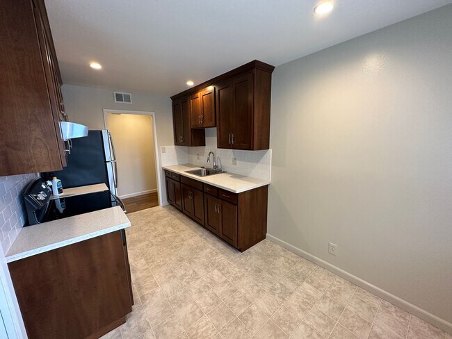 Building Photo - 3600 Crestmoor Dr