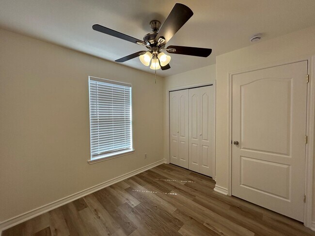 Building Photo - 1000 Ranchway Dr