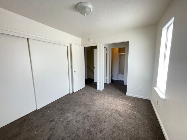 Building Photo - 814 Almond St