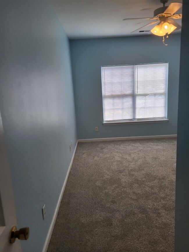 Building Photo - "Charming 2-Bedroom Townhouse on Skillmast...