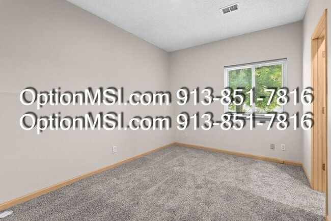 Building Photo - Well Maintained Half Duplex