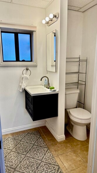Full Bathroom - 4630 Gainsborough Ave