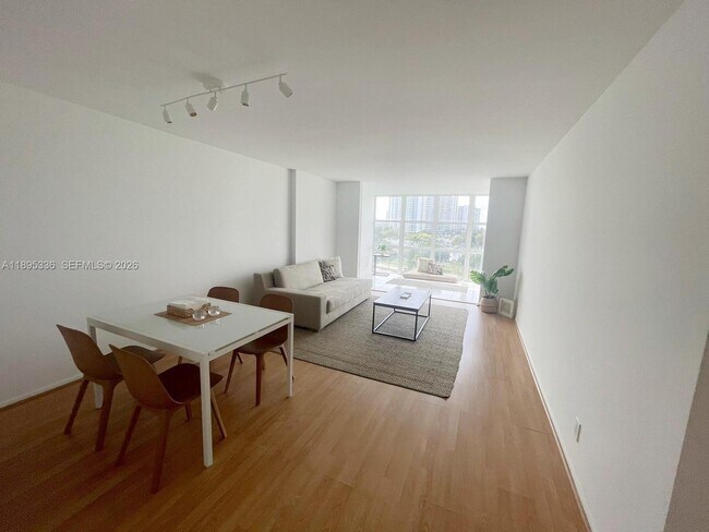 Building Photo - 800 Parkview Dr