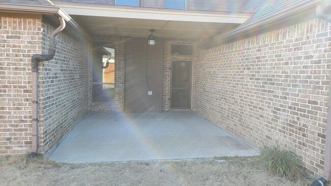 Building Photo - 1621 Colonial Dr