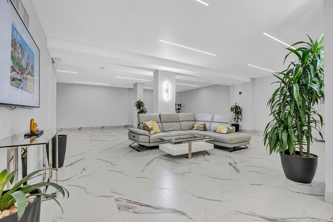 Building Photo - 1904 S Ocean Dr