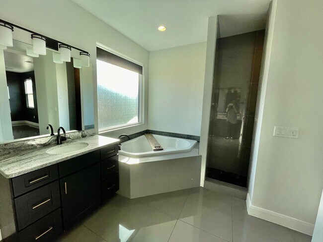 Building Photo - Wonderful Pet-Friendly Home in Overlook @ ...