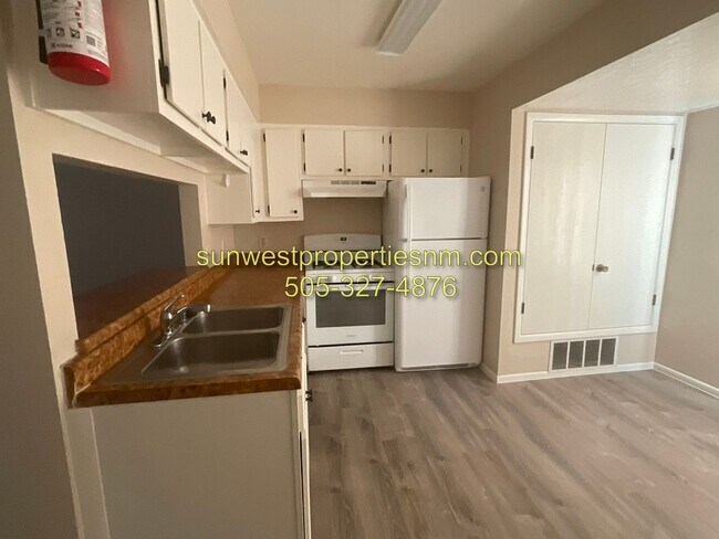 Building Photo - 1701 E Cliffside Dr