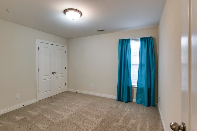 Building Photo - **ESTABLISHED NEIGHBORHOOD, AMAZING LOCATION**