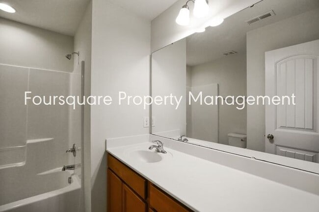 Building Photo - Townhome | Washer/ Dryer Included | Back P...