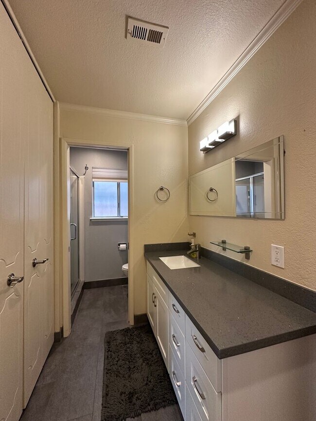 Building Photo - Upgraded Three Bedroom Duplex!