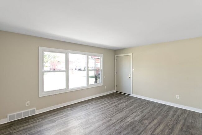 Building Photo - HUGE Updated Apartment with hardwood floors