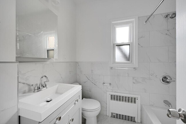 Building Photo - 33 E 42nd St