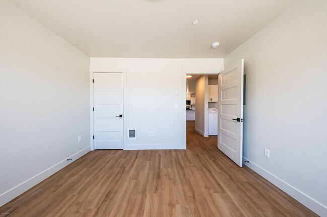 Building Photo - 2 bed 1 bath FIRST MONTH RENT FREE New Apa...