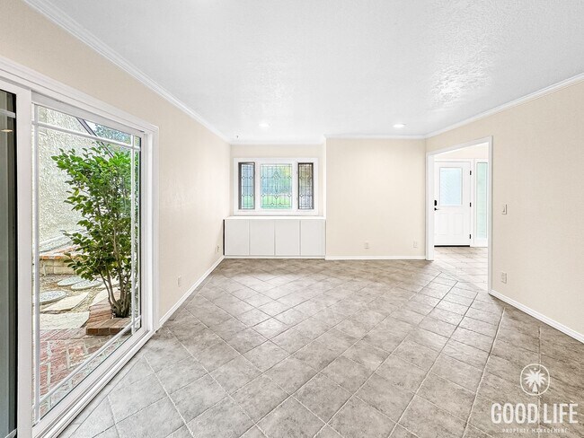 Building Photo - Beautiful 4Bd/2.5Ba Spacious Home in Mission Viejo w/Large Front & Back Yard!