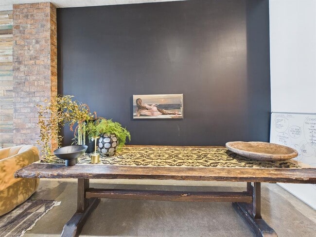 Building Photo - 800 W 5th St