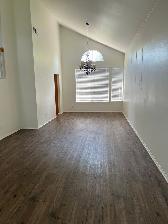Building Photo - 4+3 bedroom Camarillo Home!