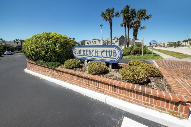 Building Photo - Remodeled beach condo steps away from the beach!!!