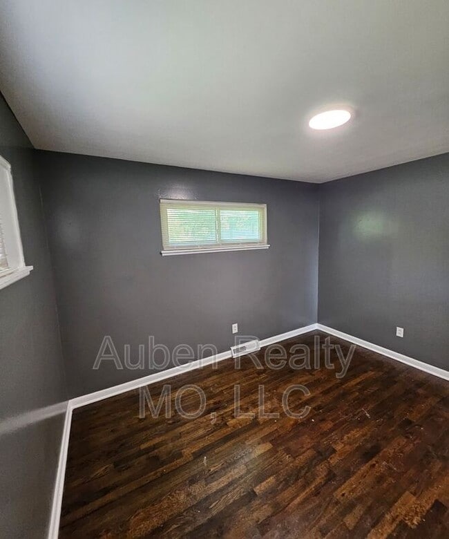 Building Photo - 5247 Hadley St