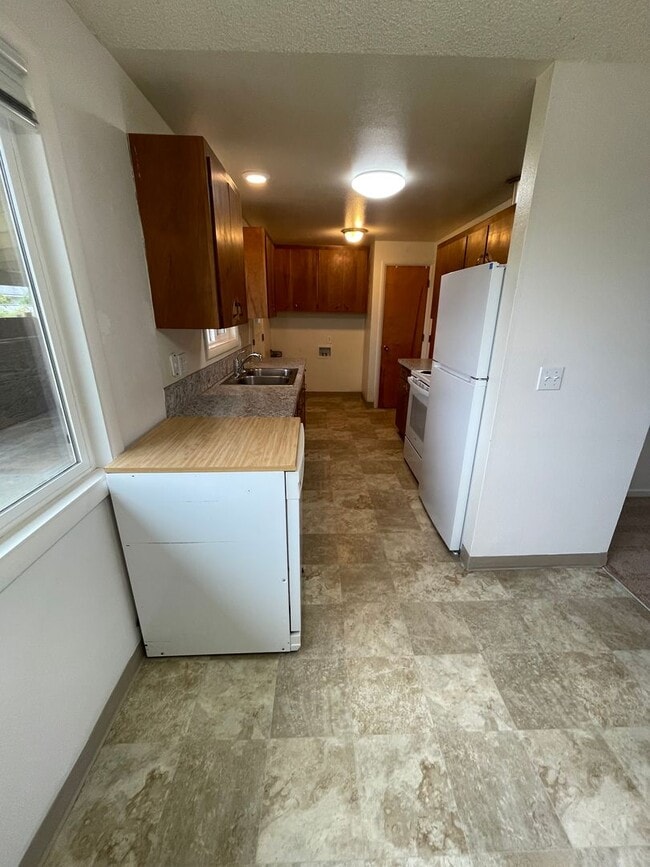 Building Photo - Great Pet Friendly Two Bedroom Duplex in Lebanon!