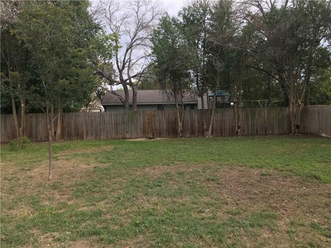 Building Photo - 404 Tanglewood Dr