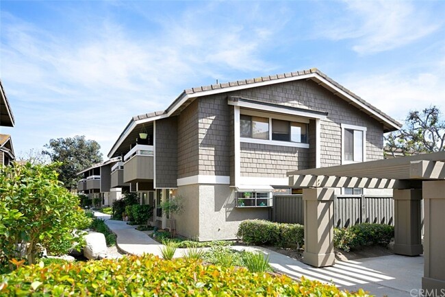 Building Photo - 323 Streamwood-