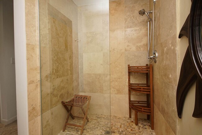 Building Photo - Bluewater Bay Townhome - 6 month lease Only