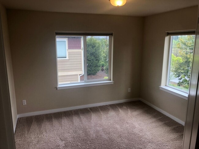 Building Photo - 3 Bed, 2.5 Bath Millcreek Townhouse 2 Car $3099.00