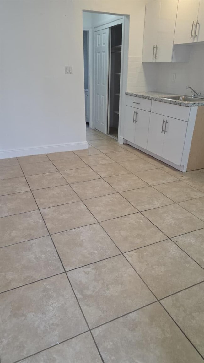 Building Photo - 1728 Pierce St