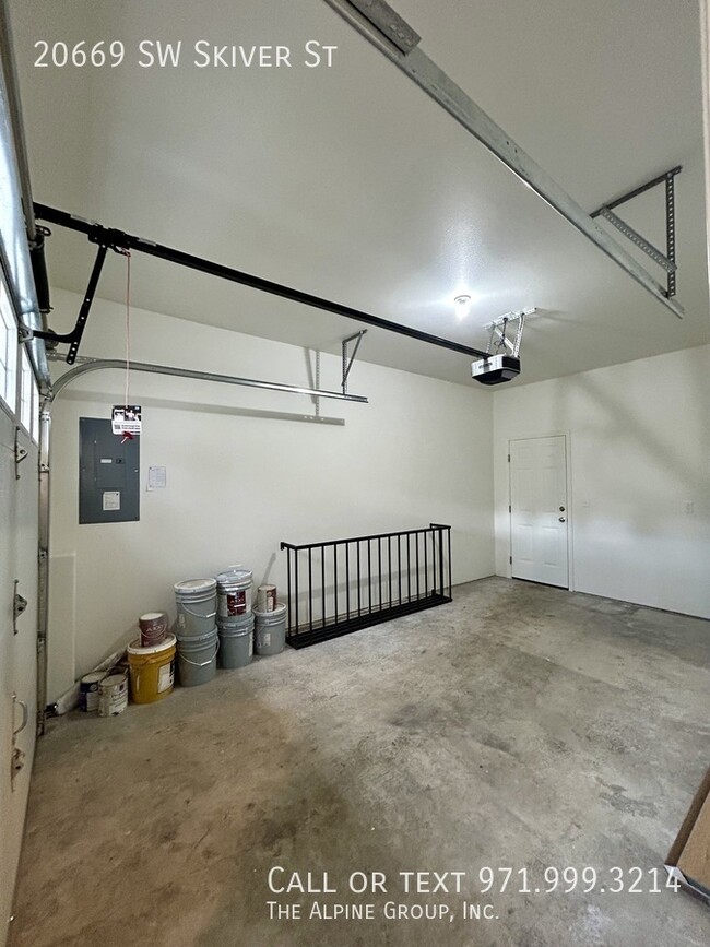 Building Photo - 20669 SW Skiver St