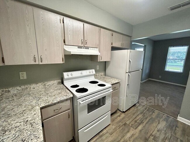 Building Photo - 2507 Lenna Ave