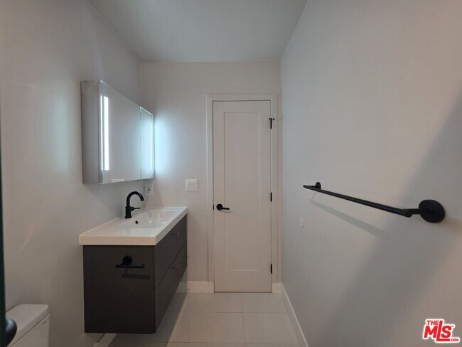 Building Photo - 3660 Watseka Ave