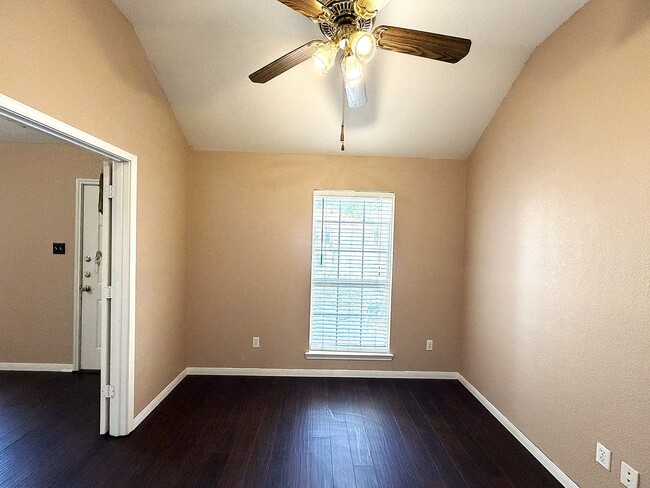 Building Photo - 405 Gina Dr