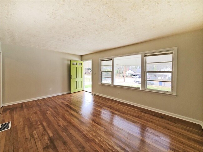 Building Photo - 3018 Grand Ave SW