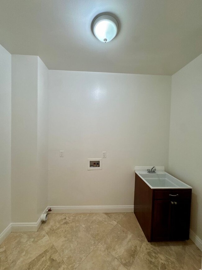 Building Photo - Beautifully Renovated 4 Bed 4 Bath House For Rent In Long Beach!