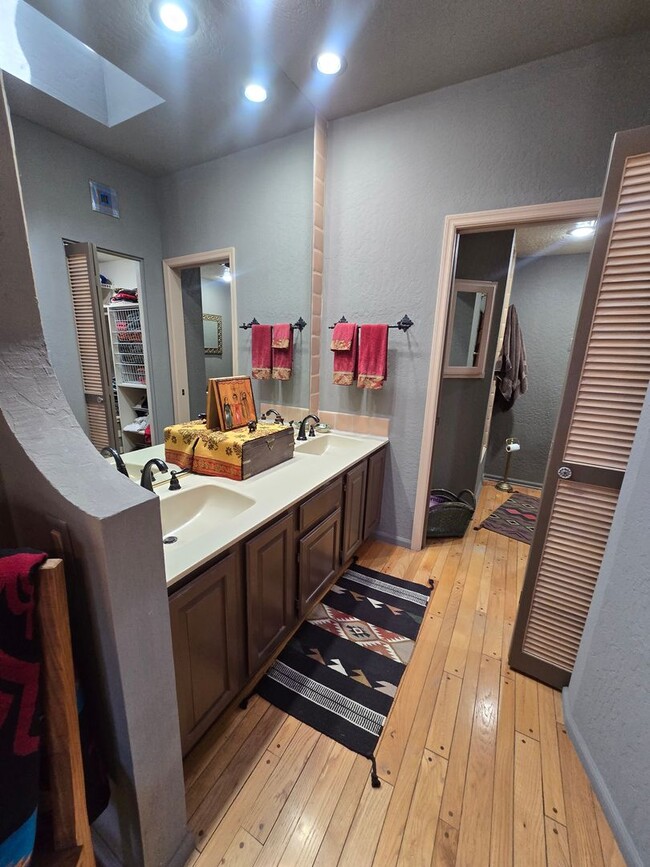 Building Photo - Furnished, 6-12 month rental