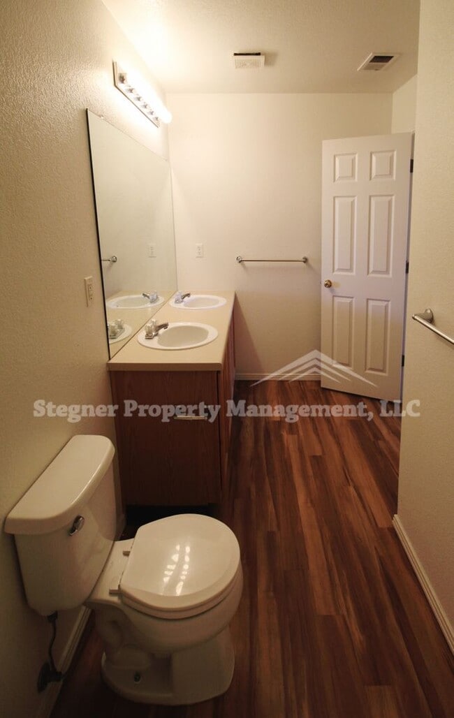 Building Photo - Wonderful Condo w/Garage