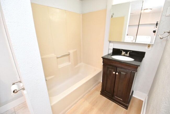 Building Photo - Mishawaka IN 2 bedroom home
