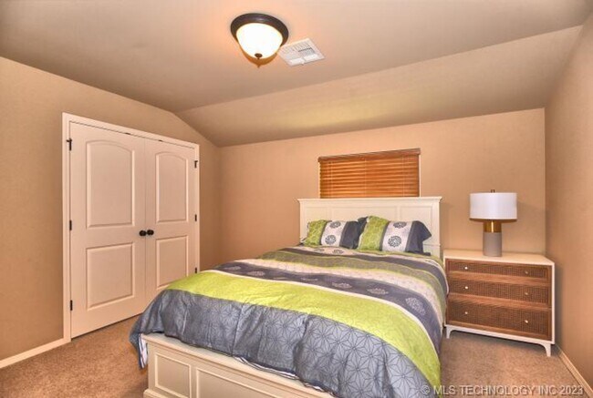 Building Photo - Room for the whole family in this 5 bedroom, 3-1/2 bath Executive Rental on corner lot in Millice...