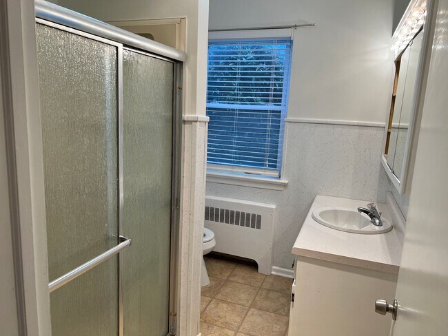 Building Photo - 405 Hemlock Dr SE