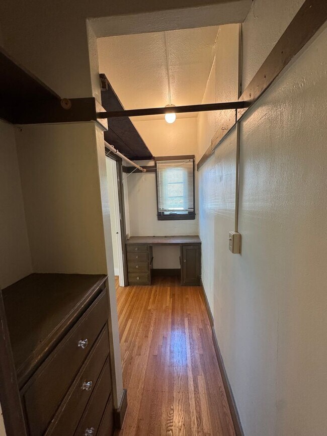 Building Photo - Large 1 Bedroom/1 Bath - Quiet Neighborhoo...