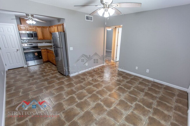 Building Photo - 448 N Lesueur