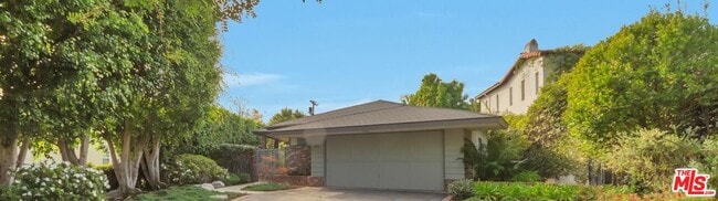 Building Photo - 221 S Carmelina Ave