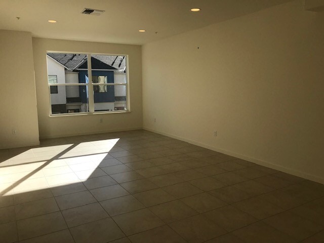 Building Photo - Three story townhouse near UNR.