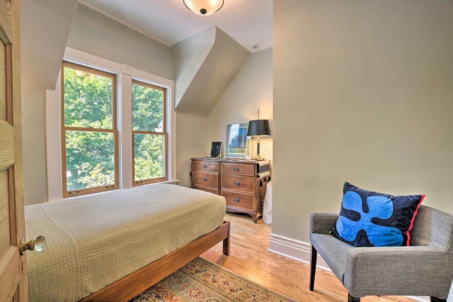 Building Photo - 326 N Grove Ave