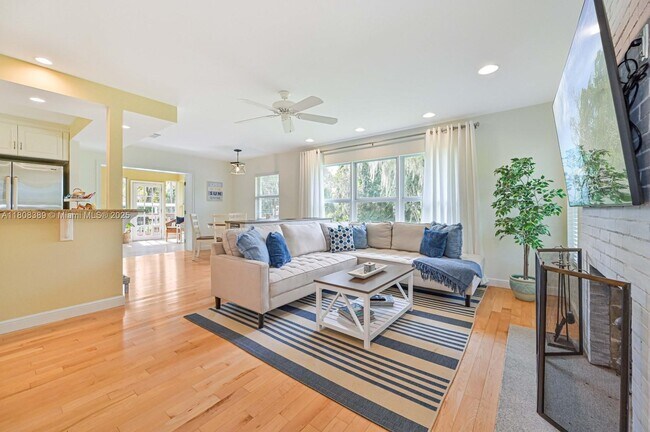 Building Photo - 671 Live Oak Ln