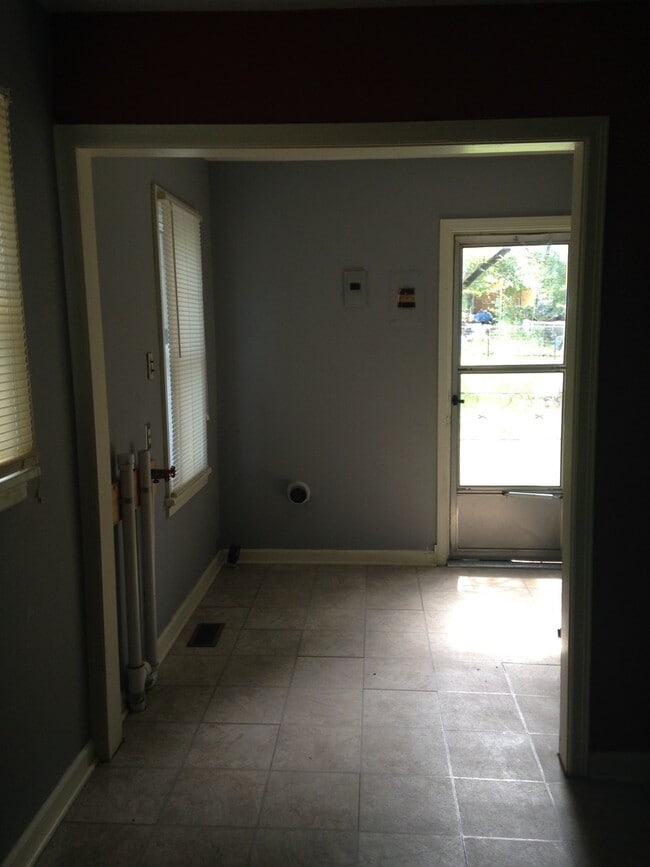 Building Photo - Very nice 3 bedroom/1 bath in El Dorado!