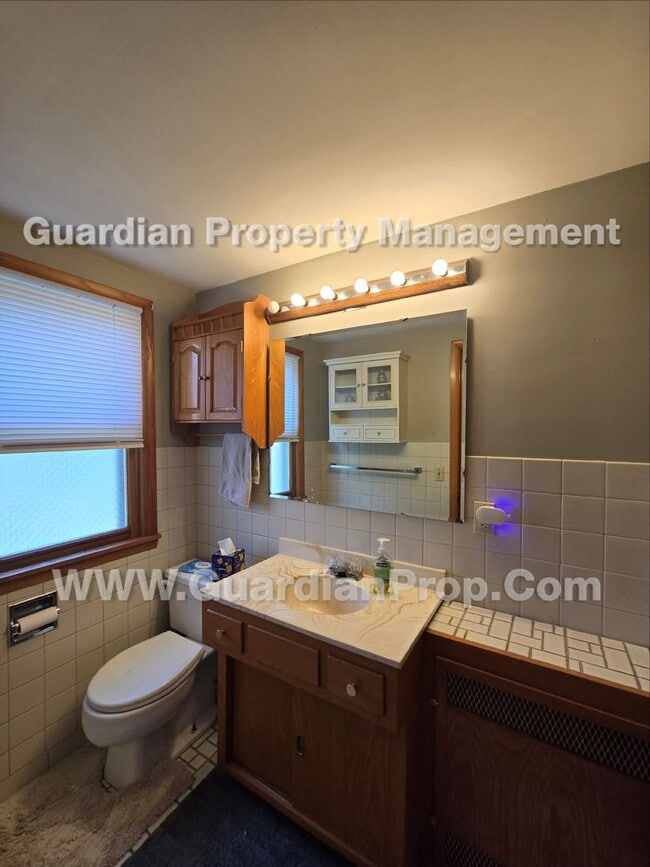 Building Photo - Bloomington Single Family Home, 2 Car Garage, new kitchen appliances!